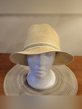 👒EUC~ BCBG Women's Bucket Style Hat